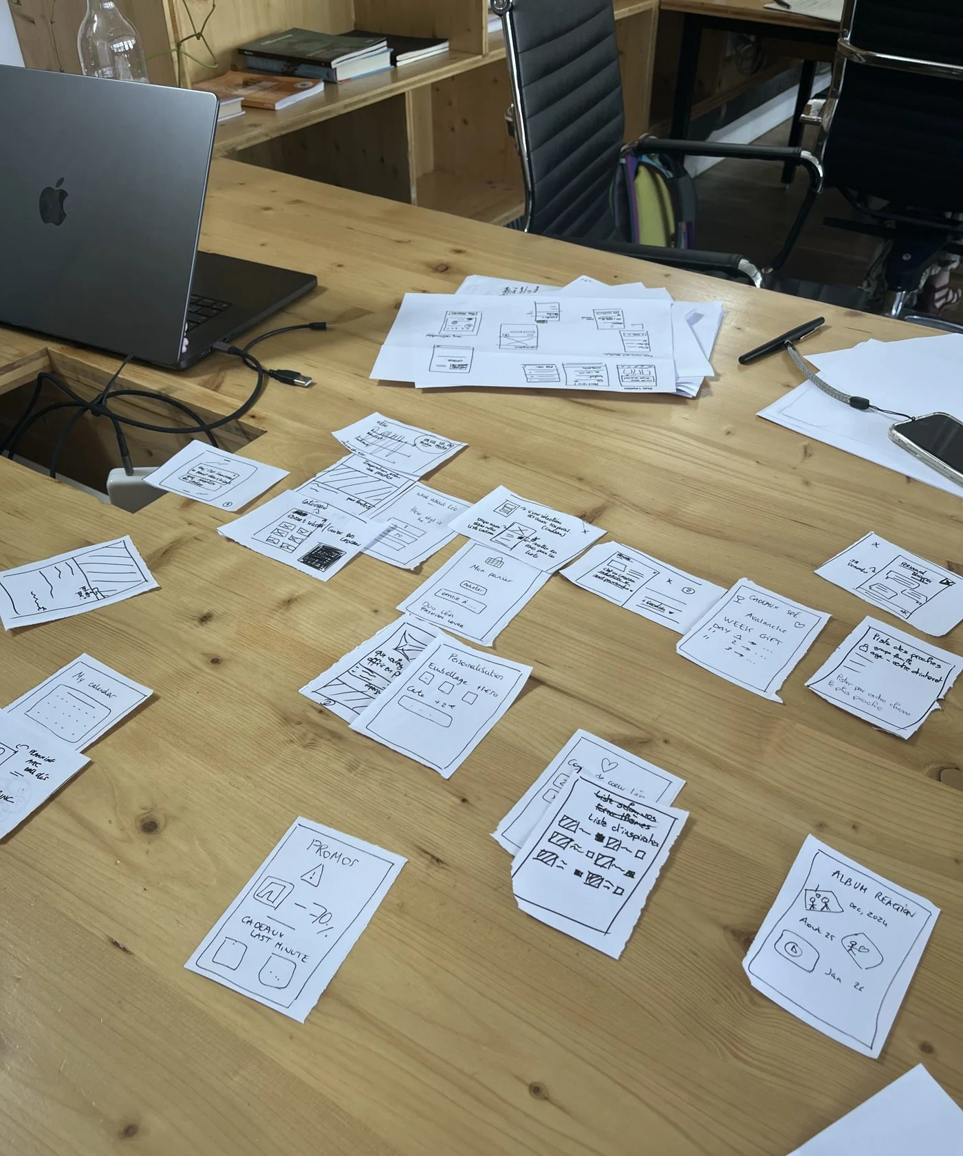 Les Crazy 8 découpés et étalés sur la table : personnalisation de l’emballage, calendrier, liste d’inspiration, promos, album souvenir…